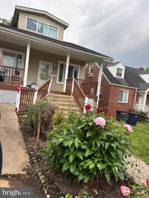 Exterior, Facade, Brick Facade, American Foursquare