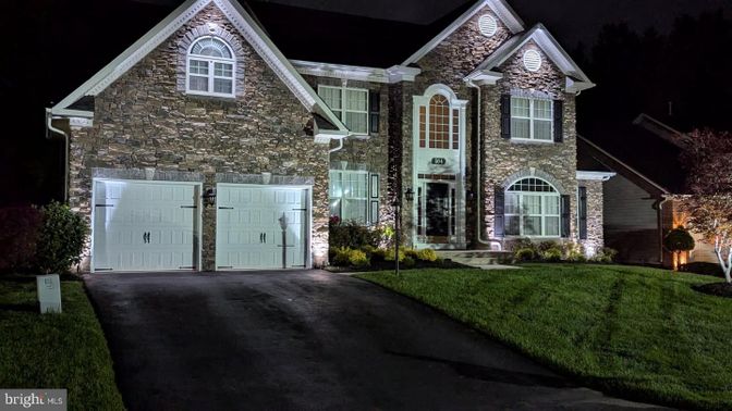 Attached, Exterior, Facade, Brick Traditional
