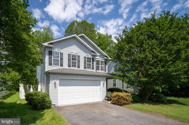 Attached, Exterior, Facade, American Craftsman