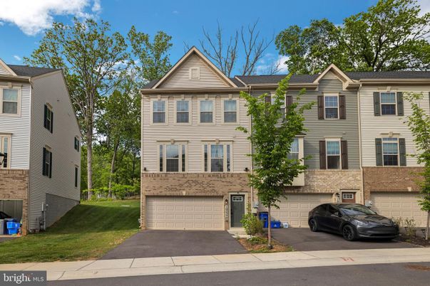 Attached, Exterior, Facade, Rowhouse