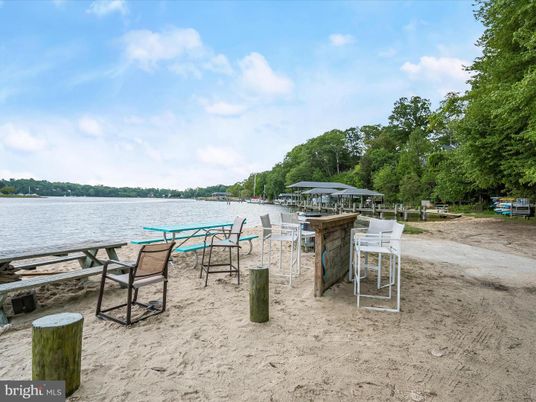 Exterior, Lake