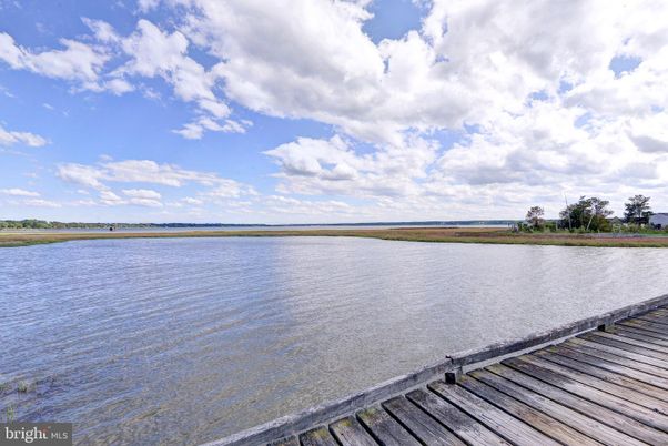 Exterior, Lake