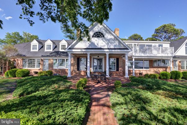 Exterior, Facade, Brick Facade, Farmhouse