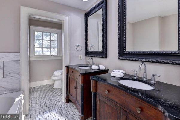 Bathroom, Dual Sink Vanities, Interior, Recessed Lighting