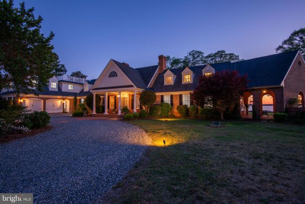 Backyard, Exterior, Facade, Brick Facade, Brick Traditional