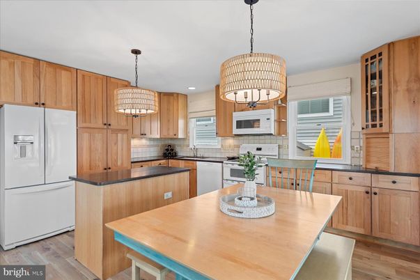 Chandelier, Dining room, Interior, Kitchen, Pendant Lights, Recessed Lighting, Wood Texture Flooring