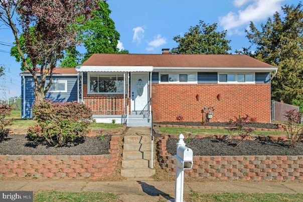 Exterior, Facade, Brick Facade, Ranch