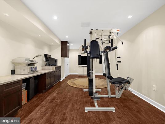Fitness Equipment, Interior, Recessed Lighting, Wood Texture Flooring