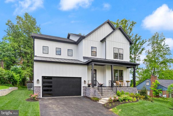 Attached, Exterior, Facade, Farmhouse