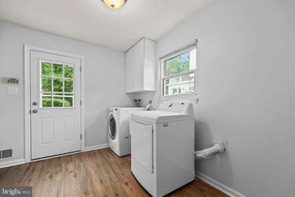 Interior, Washer, Wood Texture Flooring