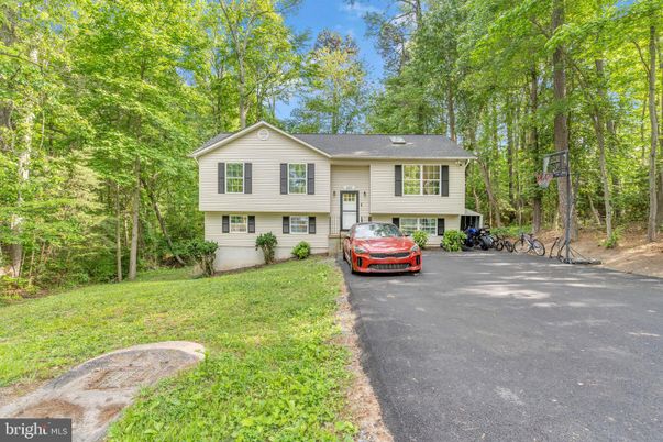 Backyard, Exterior, Facade, Raised Ranch