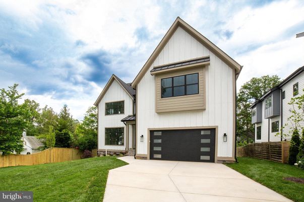 Attached, Exterior, Facade, Farmhouse