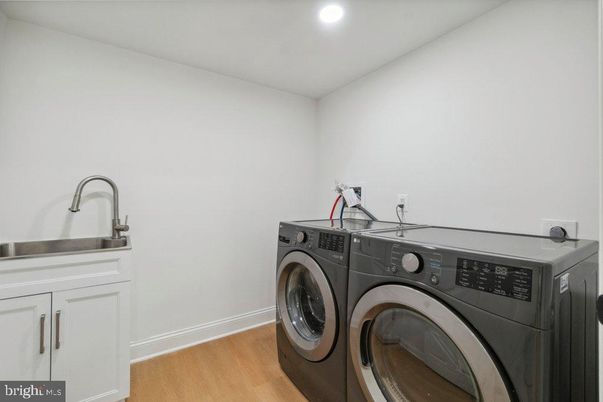 Interior, Recessed Lighting, Washer, Wood Texture Flooring