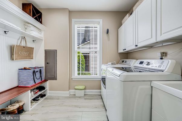 Interior, Washer, Wood Texture Flooring