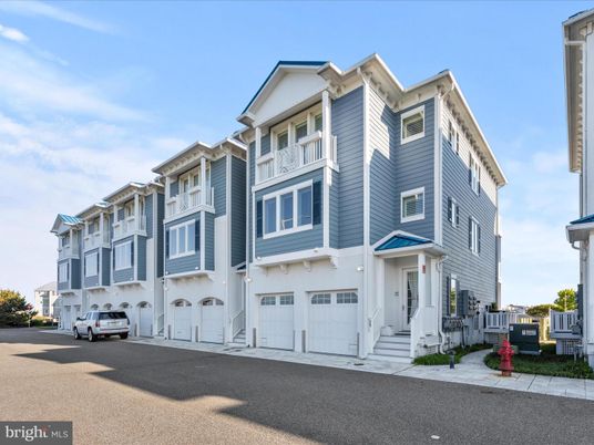 Attached, Exterior, Facade, Rowhouse
