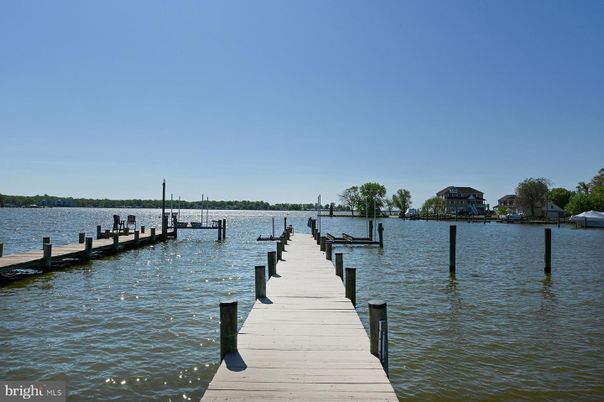 Exterior, Lake