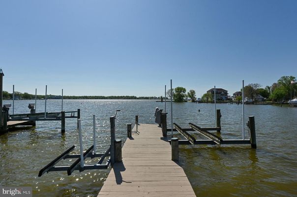 Exterior, Lake