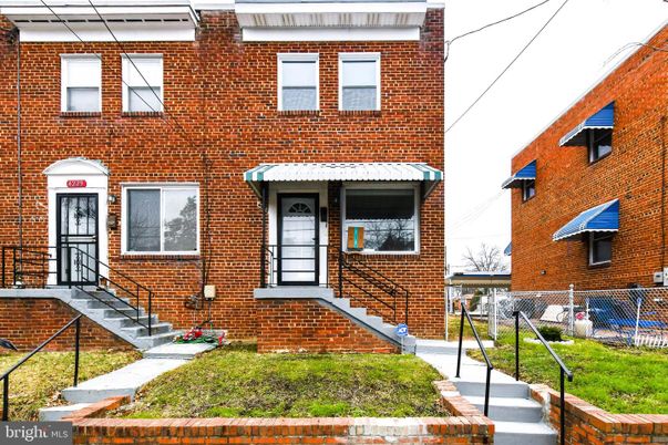 Exterior, Facade, Brick Facade, Rowhouse