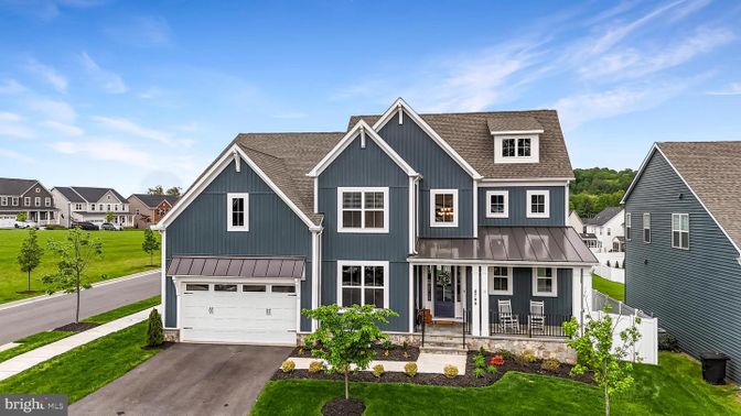 Attached, Exterior, Facade, Farmhouse