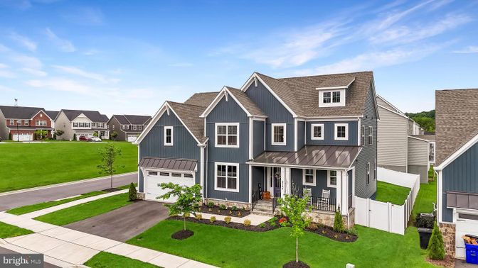 Attached, Exterior, Facade, Farmhouse