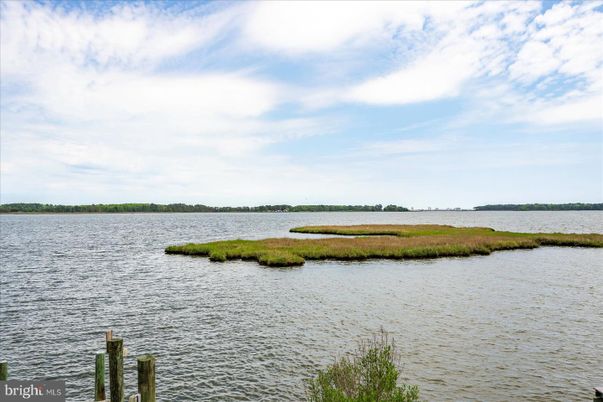 Exterior, Lake