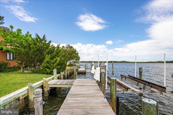 Exterior, Lake