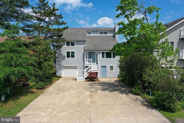 Attached, Exterior, Facade, Raised Ranch