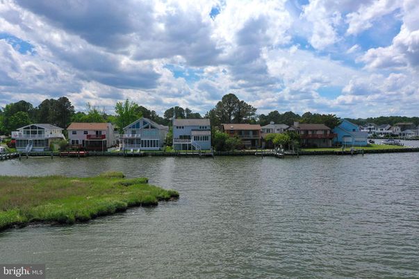 Exterior, Lake