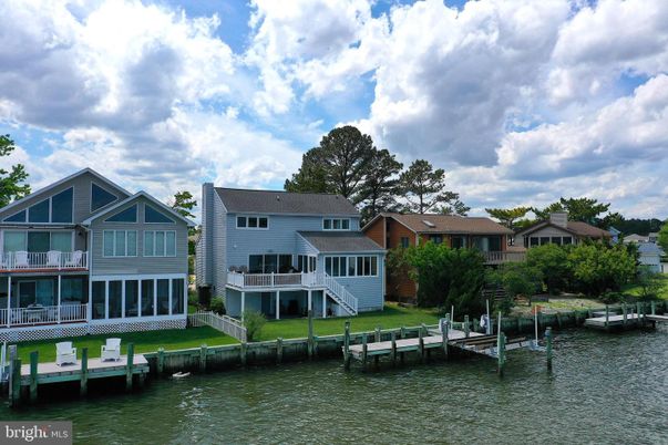 Exterior, Lake