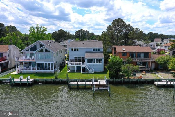 Exterior, Lake