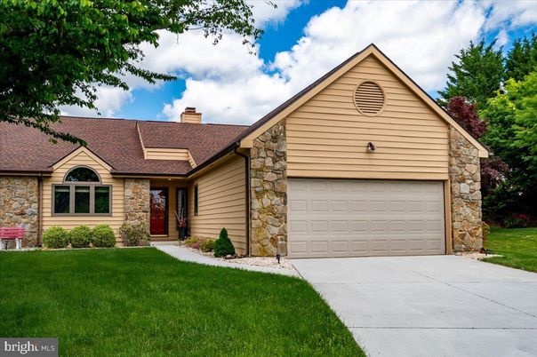 Attached, Exterior, Facade, Ranch