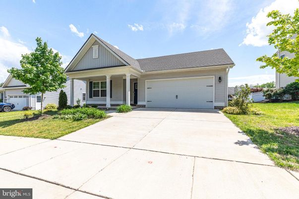 Attached, Exterior, Facade, Ranch