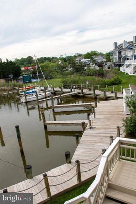 Exterior, Lake