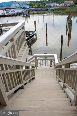Exterior, Lake