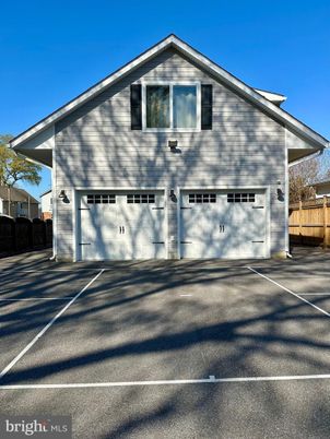 Attached, Exterior, Facade, Split Level