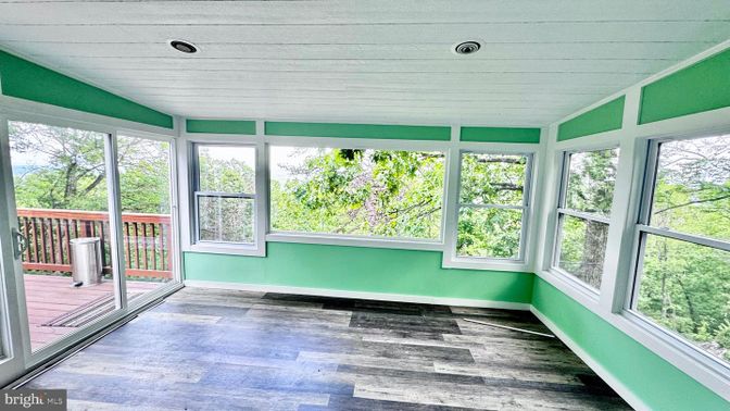 Interior, Recessed Lighting, Sun Room, Wood Texture Flooring