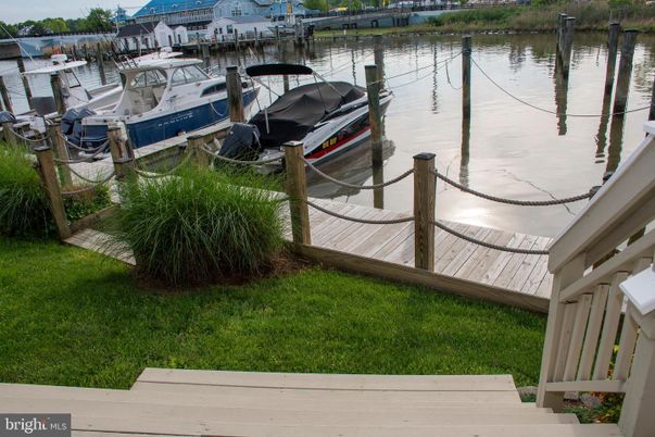 Exterior, Lake