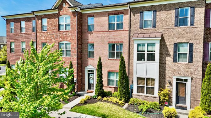 Exterior, Facade, Brick Facade, Rowhouse
