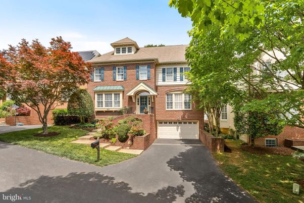 Attached, Exterior, Facade, Brick Facade, Georgian