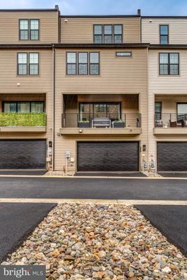 Attached, Exterior, Facade, Rowhouse