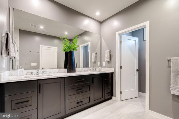 Bathroom, Dual Sink Vanities, Interior, Recessed Lighting