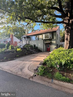Exterior, Facade, Brick Facade, Raised Ranch
