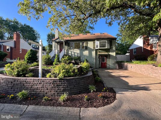 Exterior, Facade, American Foursquare