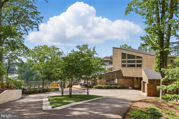 Exterior, Facade, Modern