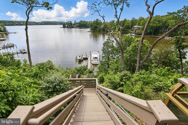 Exterior, Lake