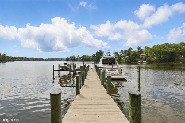 Exterior, Lake