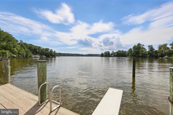 Exterior, Lake