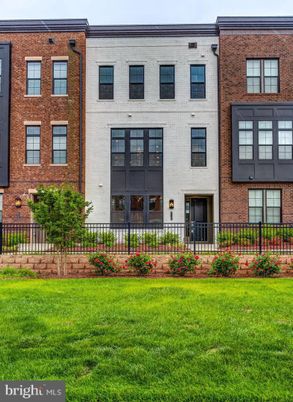 Exterior, Facade, Brick Facade, Rowhouse