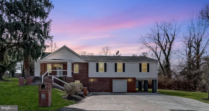 Attached, Exterior, Facade, Brick Facade, Split Level
