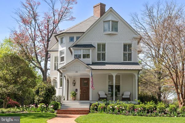 Exterior, Facade, Queen Anne Victorian
